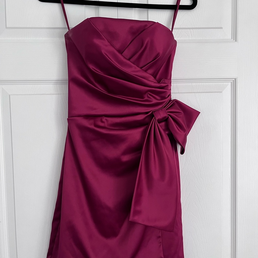 ✅ SOLD ✅
White House Black Market Strapless Fuchsia Dress
